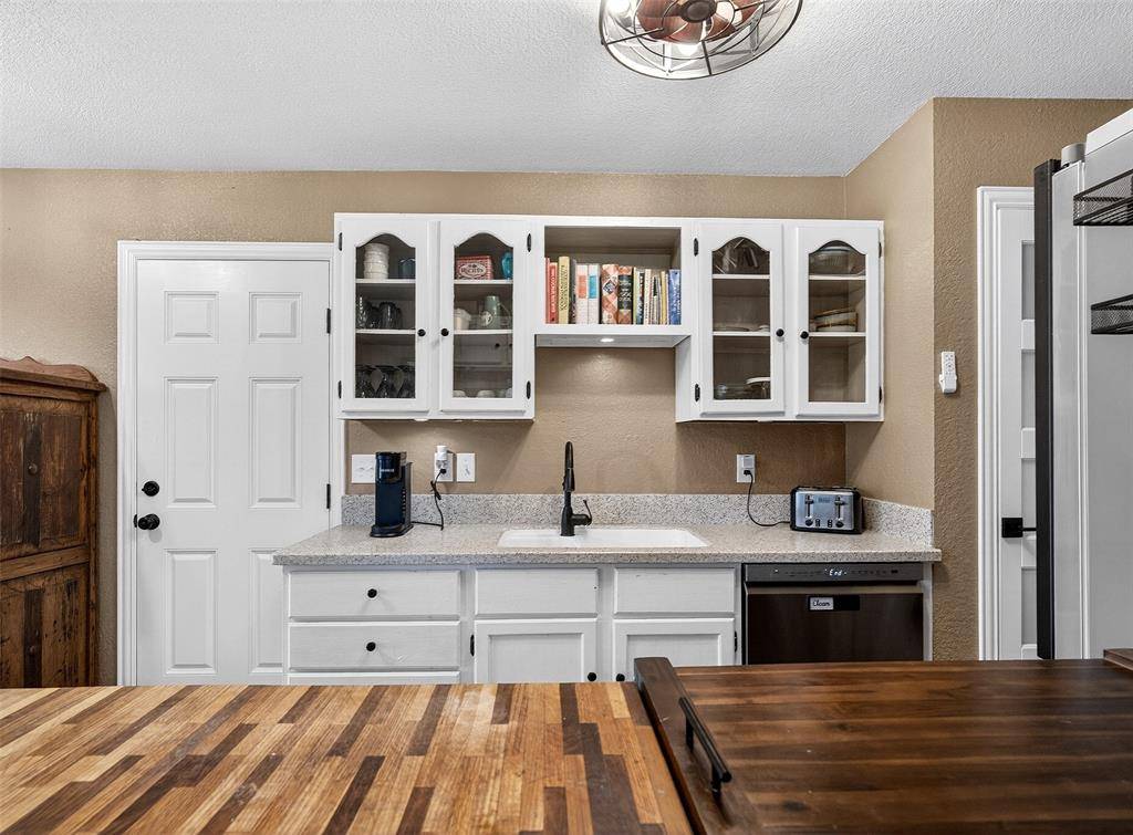 1006 Oakchase Court, Azle, TX 76020