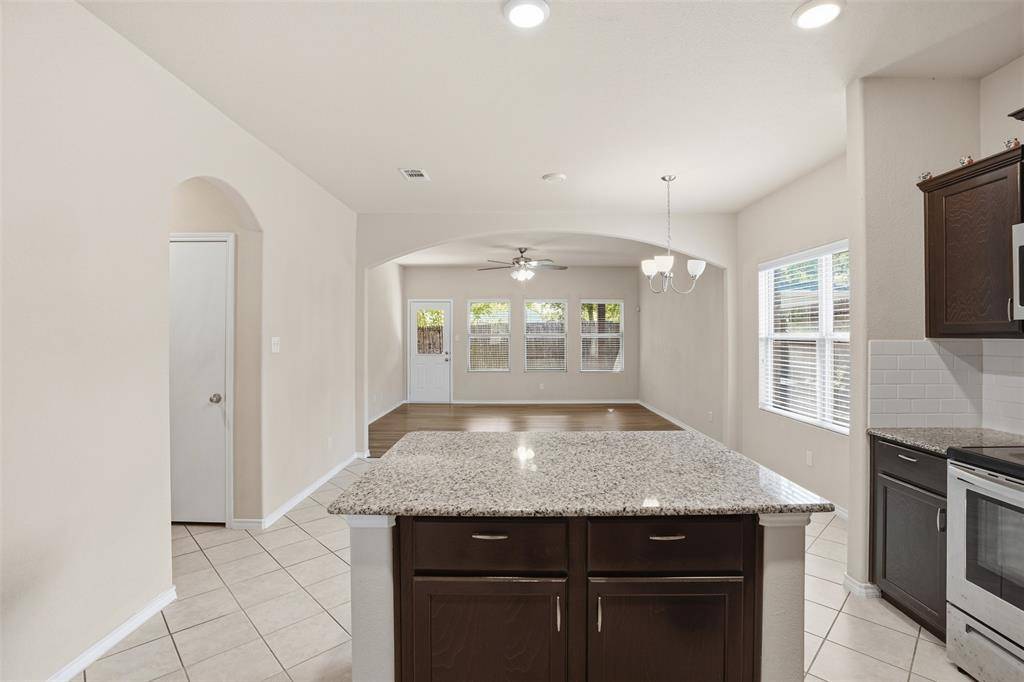 637 S Redford Lane, White Settlement, TX 76108