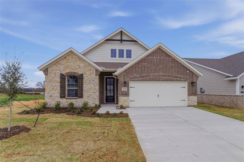1249 Sabine River Lane, Springtown, TX 76082