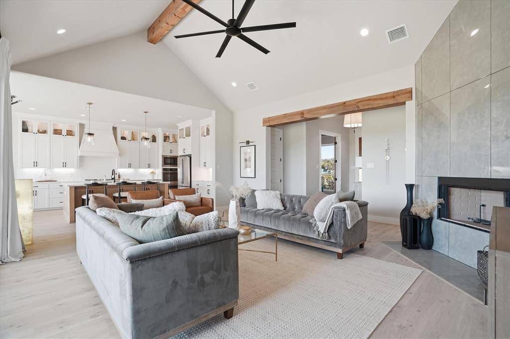 561 Royal Santana, Weatherford, TX 76087