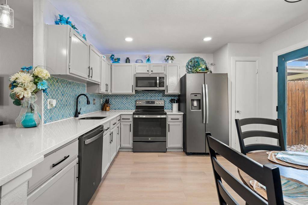 819 Blessing Creek Drive, Euless, TX 76039