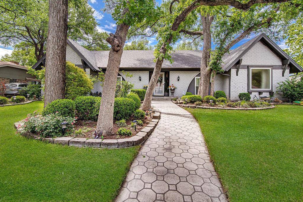 109 Oak Forest Trail, Euless, TX 76039