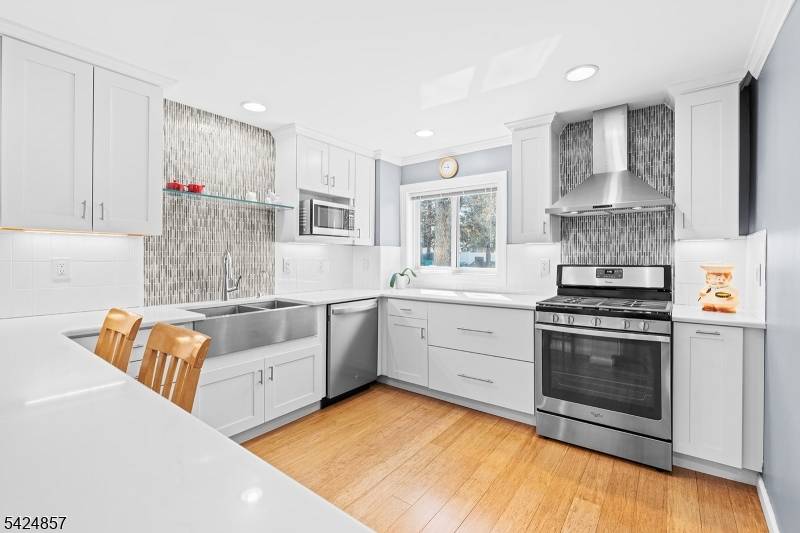 42 Lake Blvd, Aberdeen Twp., NJ 07747