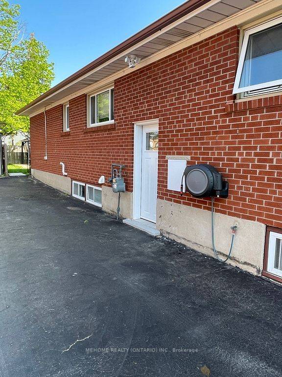 2403 Barclay RD, Burlington, ON L7R 2B7