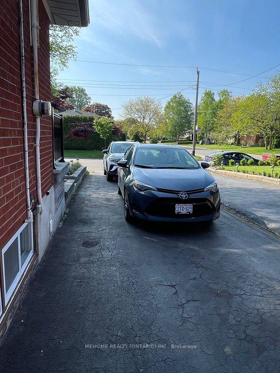 2403 Barclay RD, Burlington, ON L7R 2B7