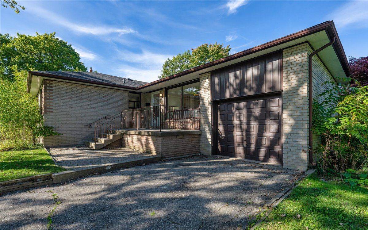 65 Glenmanor DR, Oakville, ON L6K 2B3
