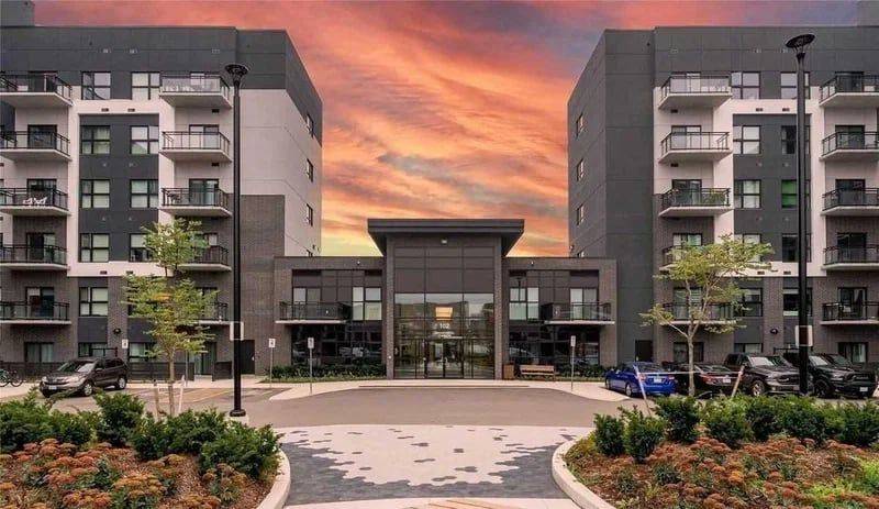 102 Grovewood Common #207, Oakville, ON L6H 0X2