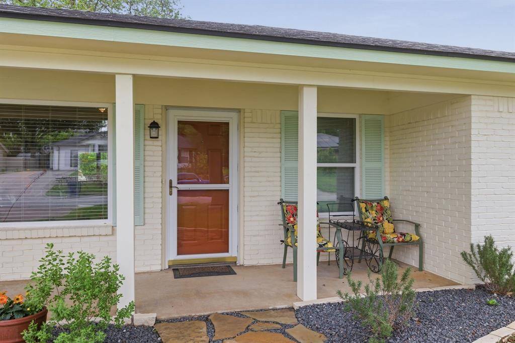 1706 W Doyle Street, Granbury, TX 76048