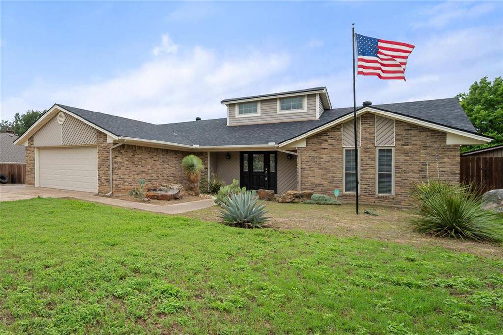 213 Meadowhill Drive, Benbrook, TX 76126
