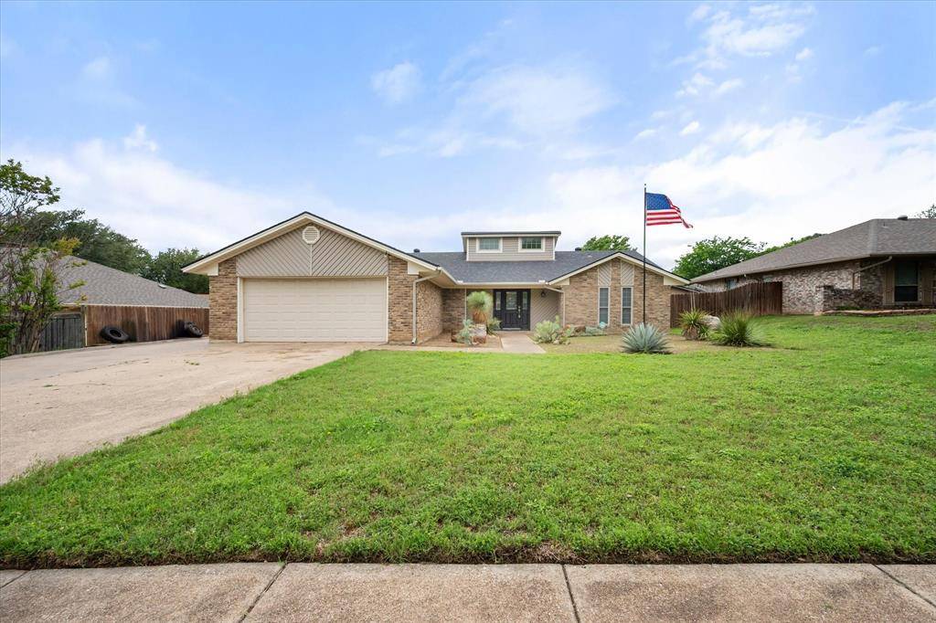 213 Meadowhill Drive, Benbrook, TX 76126