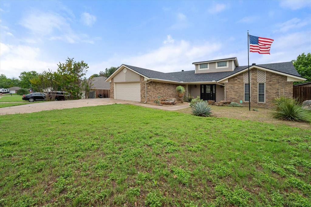 213 Meadowhill Drive, Benbrook, TX 76126
