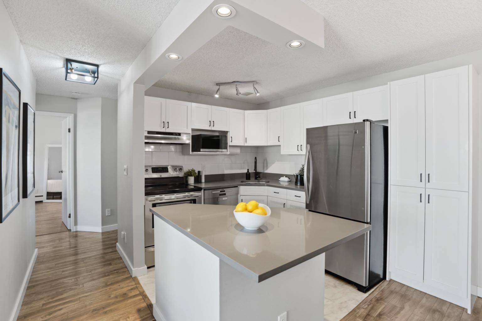 545 18 AVE SW #202, Calgary, AB T2S 0C6