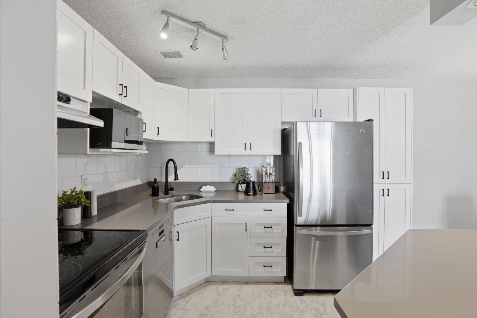 545 18 AVE SW #202, Calgary, AB T2S 0C6