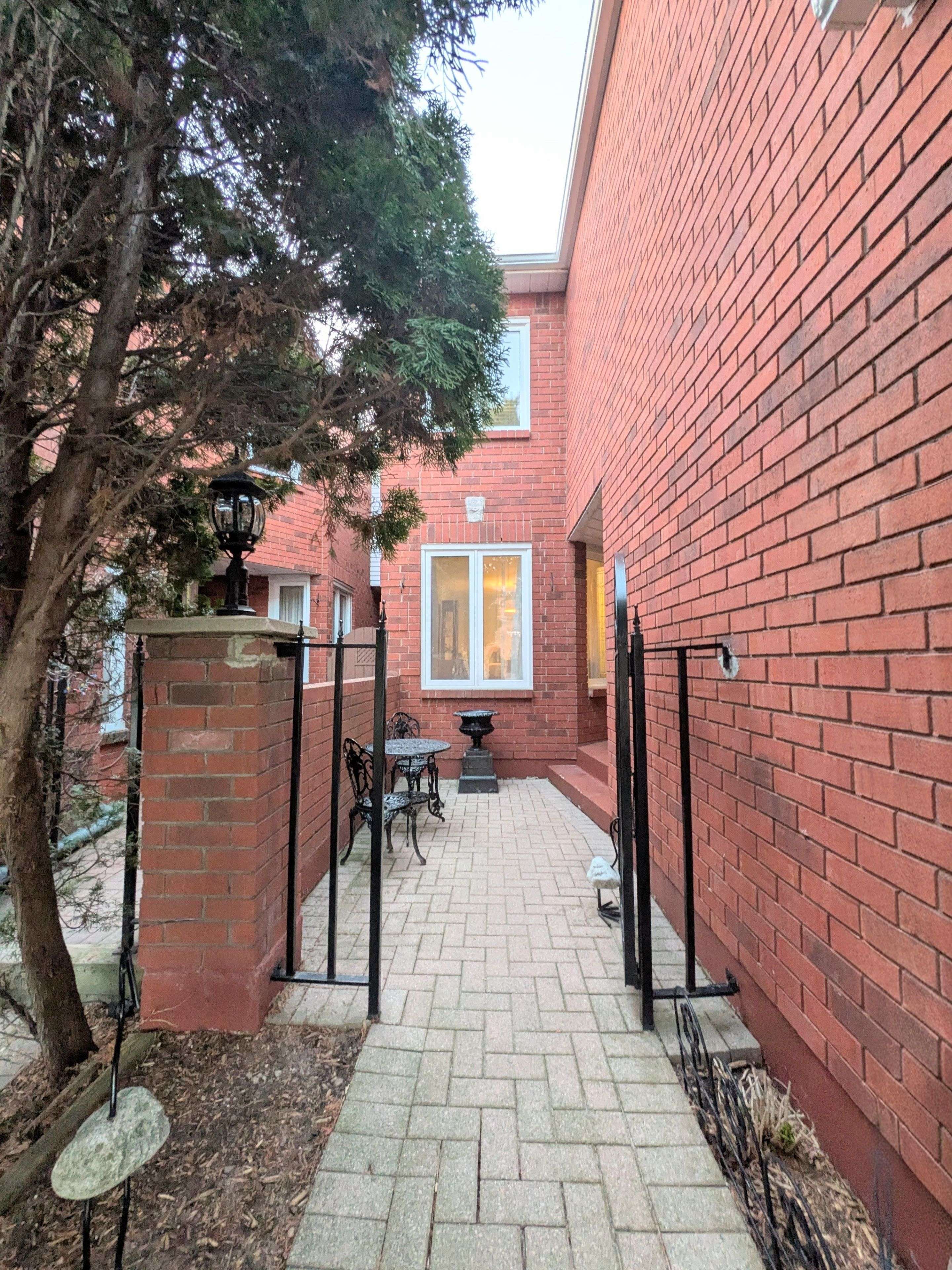 2096 Blacksmith LN, Oakville, ON L6M 3A3