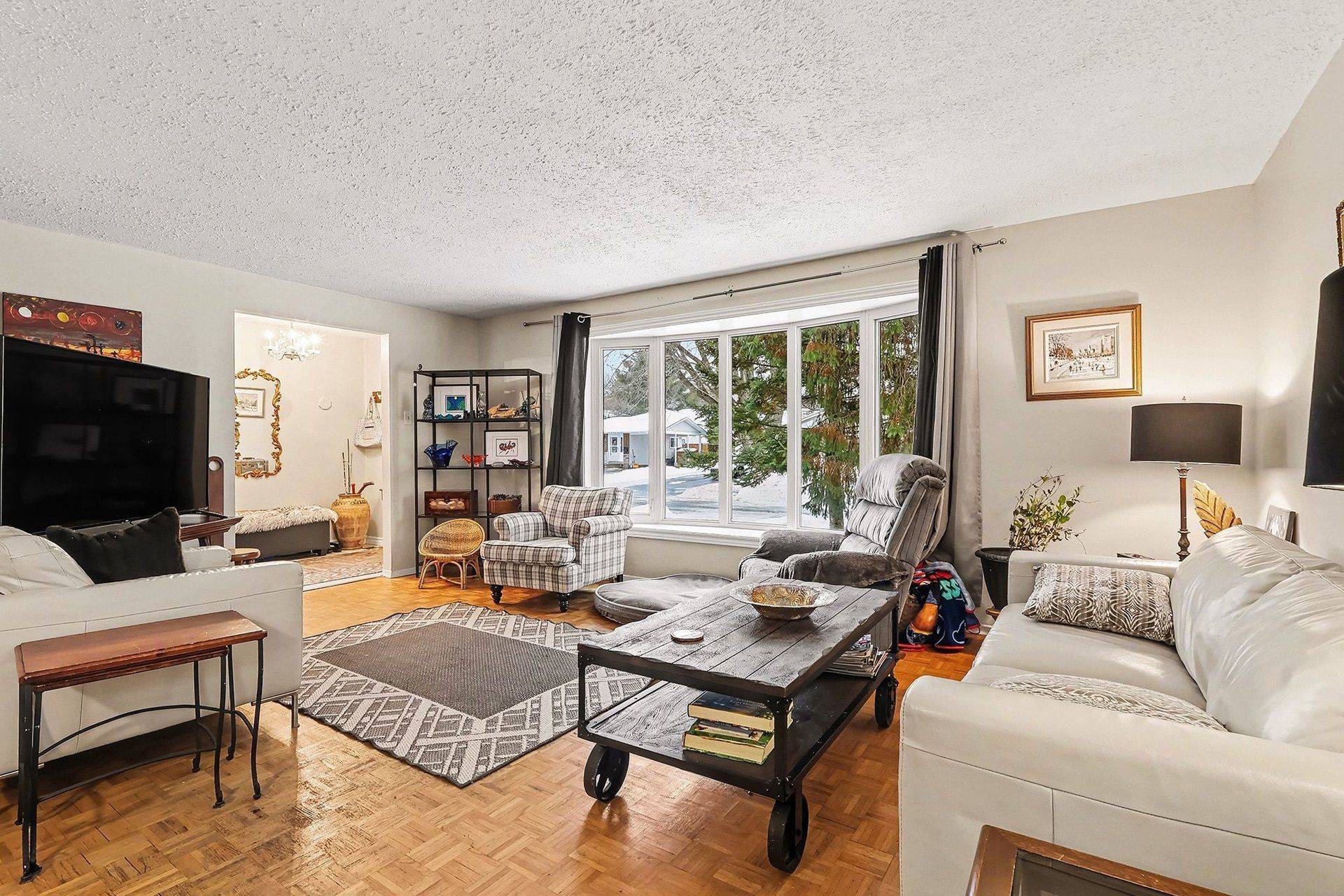 15 Wedgewood CRES, Blackburn Hamlet, ON K1B 4B5