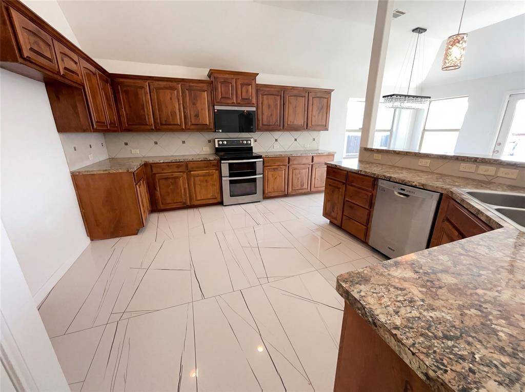 509 Stone Crossing Lane, Fort Worth, TX 76140