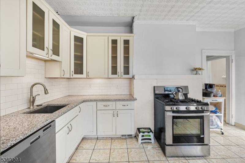 45 Jacques St, Elizabeth City, NJ 07201