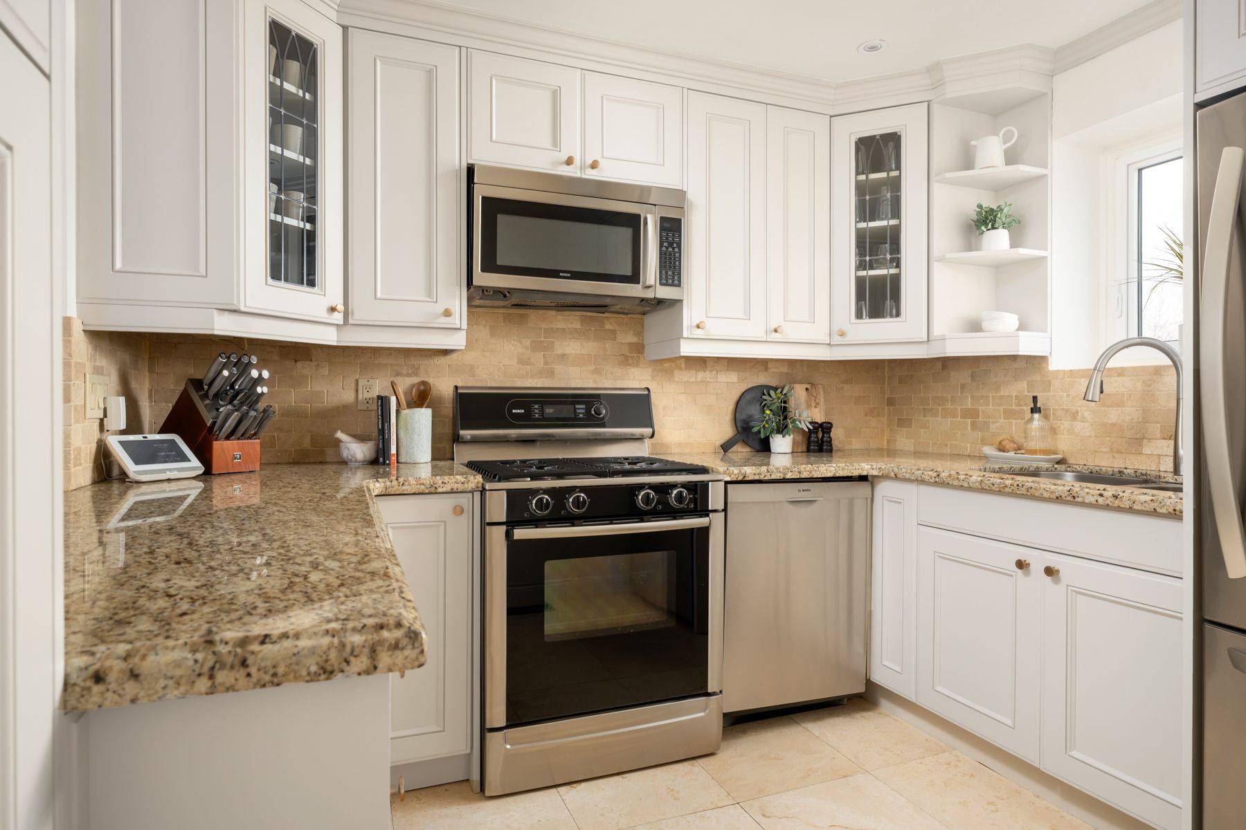 619 Balliol ST, Toronto C10, ON M4S 1E6