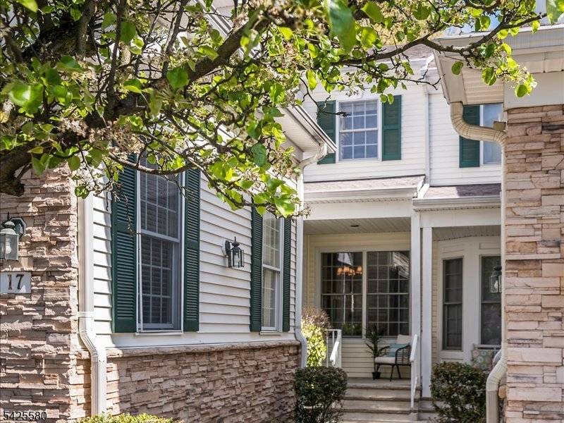 17 Pacio Ct, Roseland Boro, NJ 07068