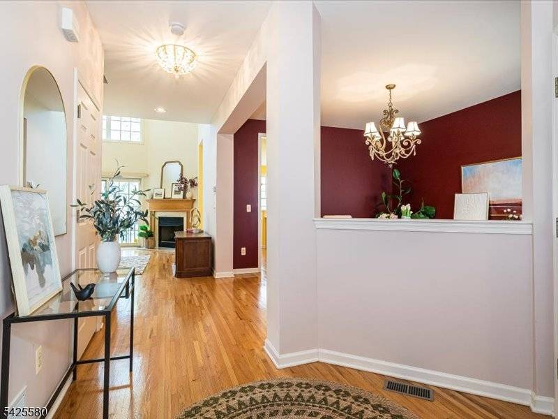 17 Pacio Ct, Roseland Boro, NJ 07068