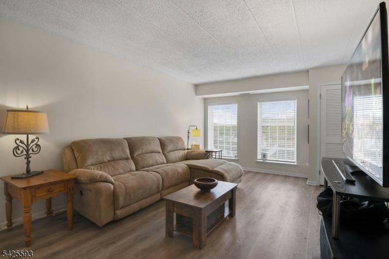 50 Iron Forge Sq, Pompton Lakes Boro, NJ 07442