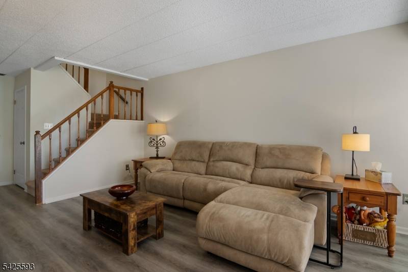 50 Iron Forge Sq, Pompton Lakes Boro, NJ 07442