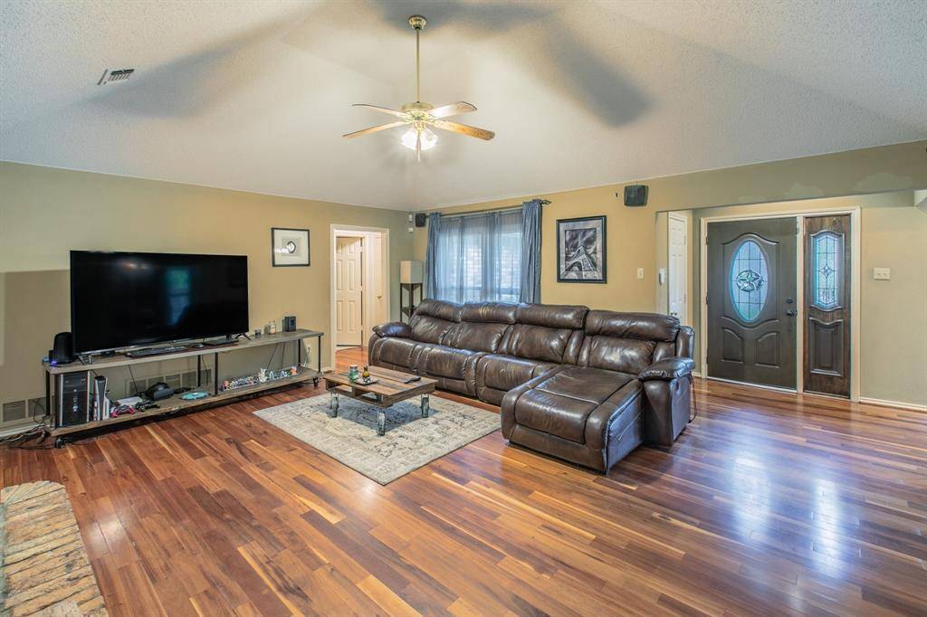 334 Meadowcreek Drive, Duncanville, TX 75137