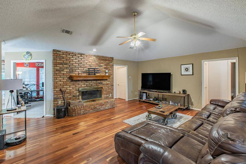 334 Meadowcreek Drive, Duncanville, TX 75137