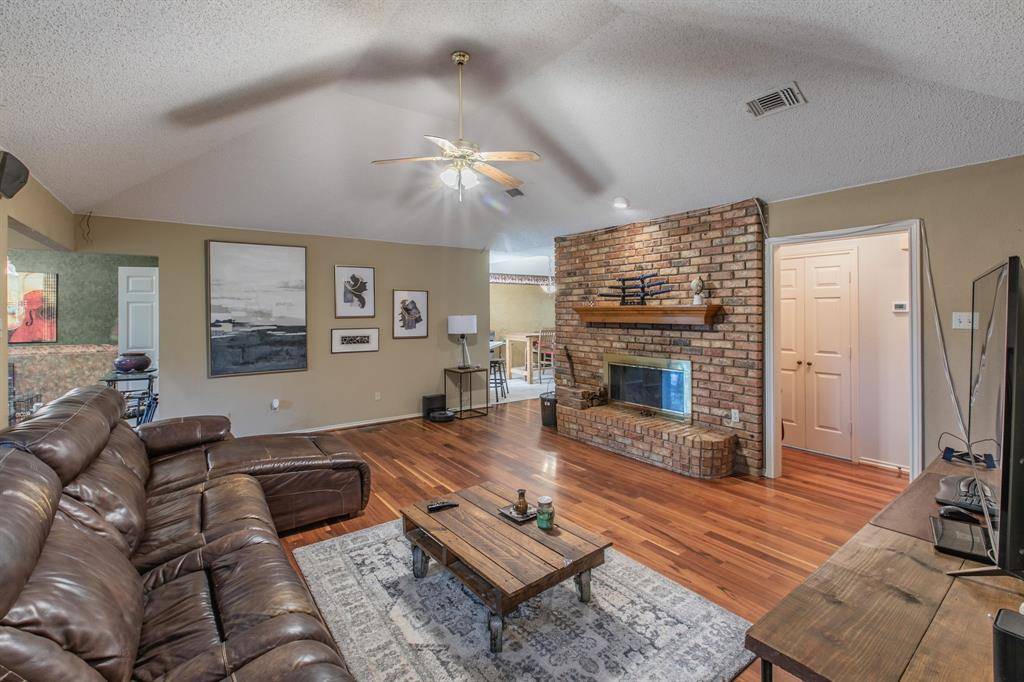 334 Meadowcreek Drive, Duncanville, TX 75137