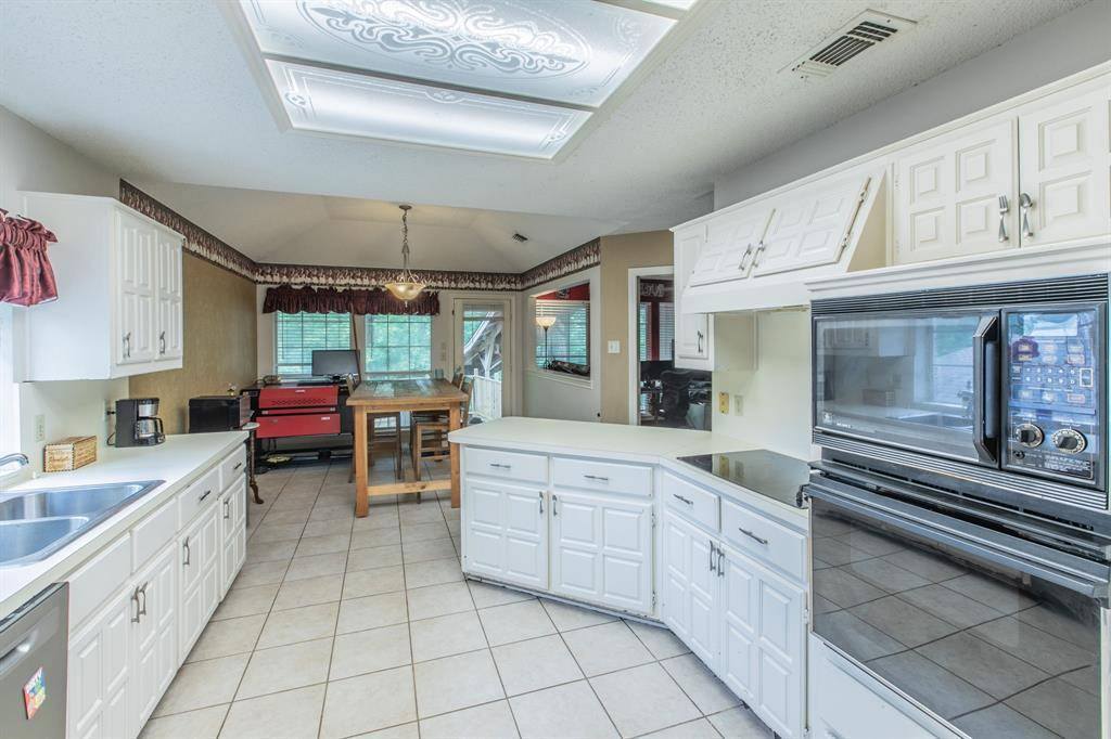 334 Meadowcreek Drive, Duncanville, TX 75137