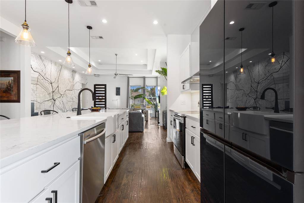 2534 Gladstone Drive, Dallas, TX 75211