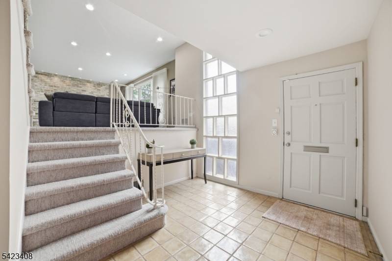 50 Knollwood Dr, Livingston Twp., NJ 07039