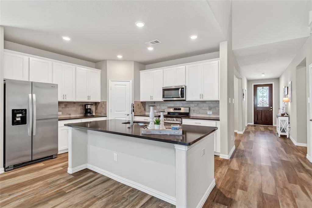 3020 Prairie Trail Avenue, Aubrey, TX 76227