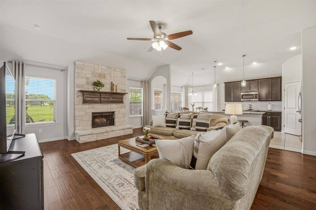 1021 Morningside Drive, Burleson, TX 76028