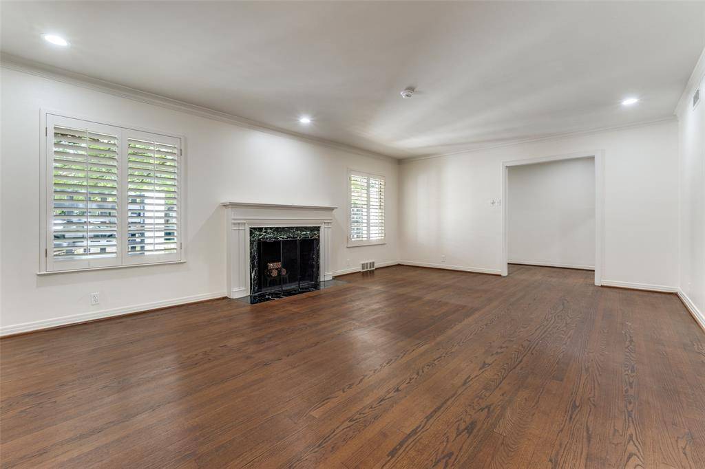 6034 Prestonshire Lane, Dallas, TX 75225