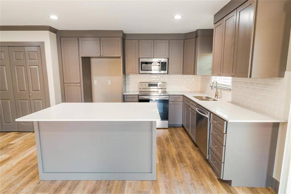 309 S Holiday Drive, Grand Prairie, TX 75052