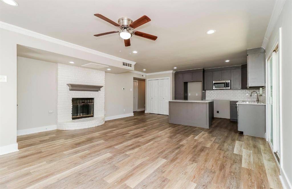 309 S Holiday Drive, Grand Prairie, TX 75052