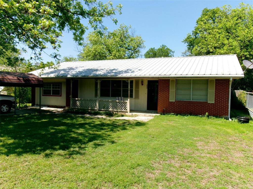 200 W Spencer Street, Bangs, TX 76823