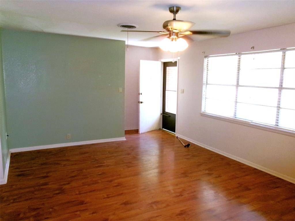 200 W Spencer Street, Bangs, TX 76823