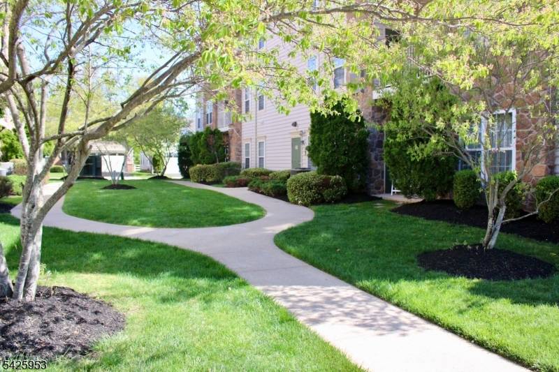 2 Steele Pl #202, Hillsborough Twp., NJ 08844