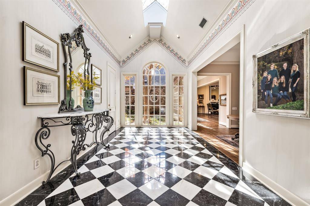 17 Stonecourt Circle, Dallas, TX 75225