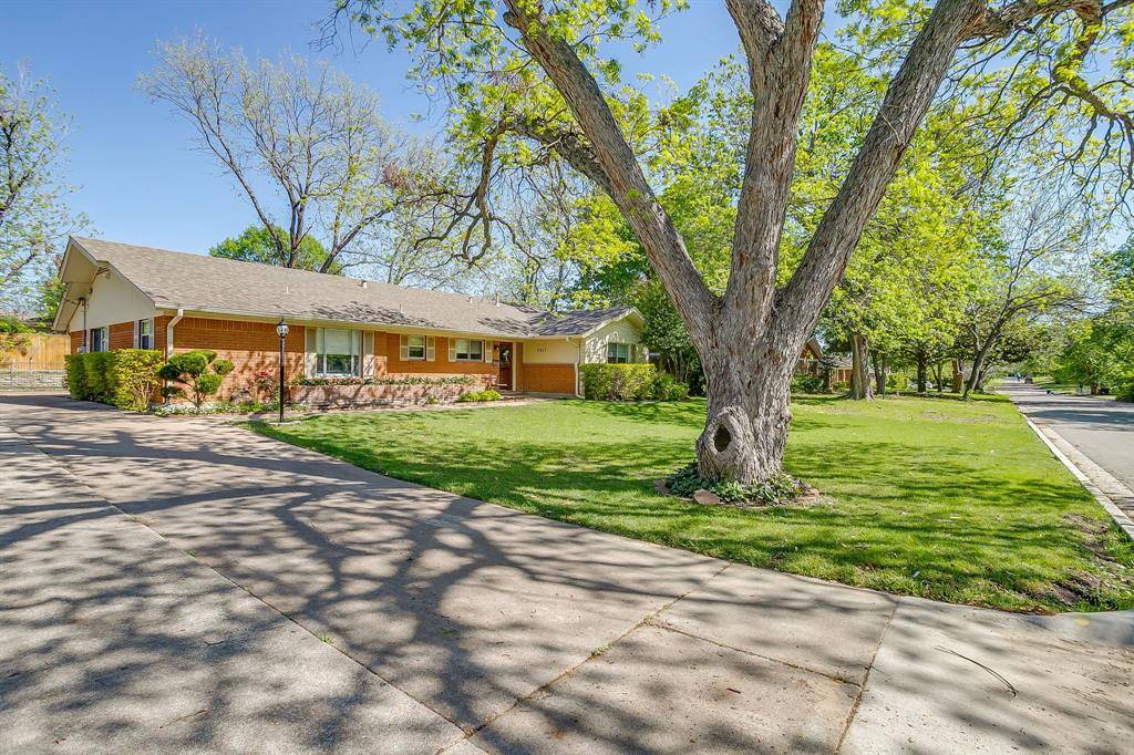 3917 Marys Creek Drive, Benbrook, TX 76116