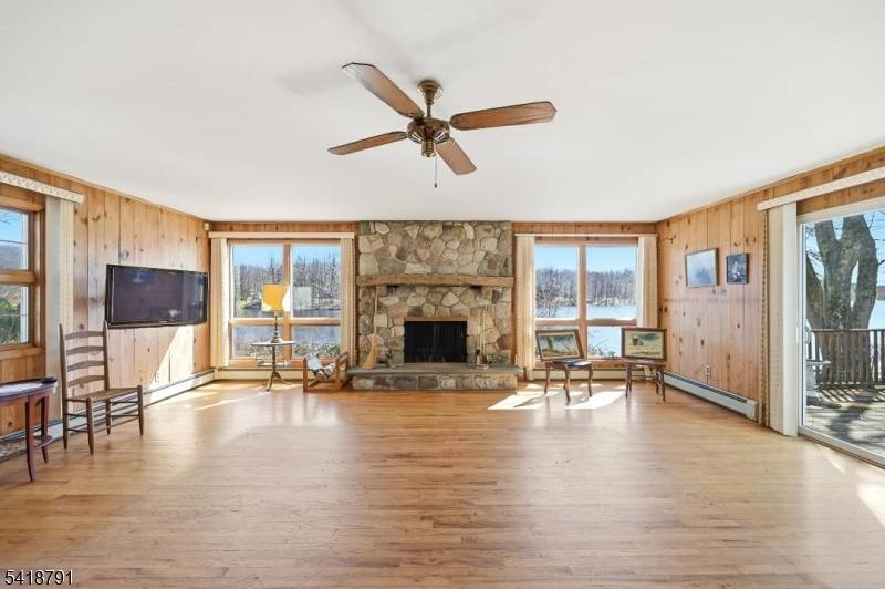 27 Plaza Dr, Hampton Twp., NJ 07860