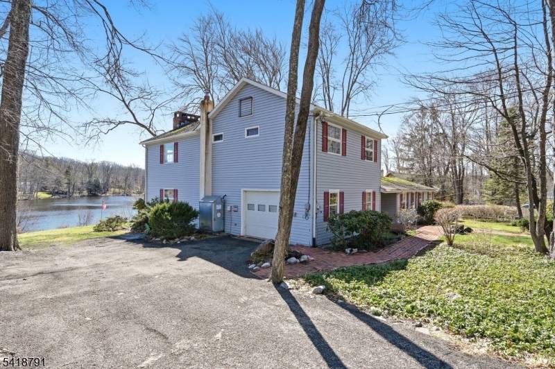 27 Plaza Dr, Hampton Twp., NJ 07860