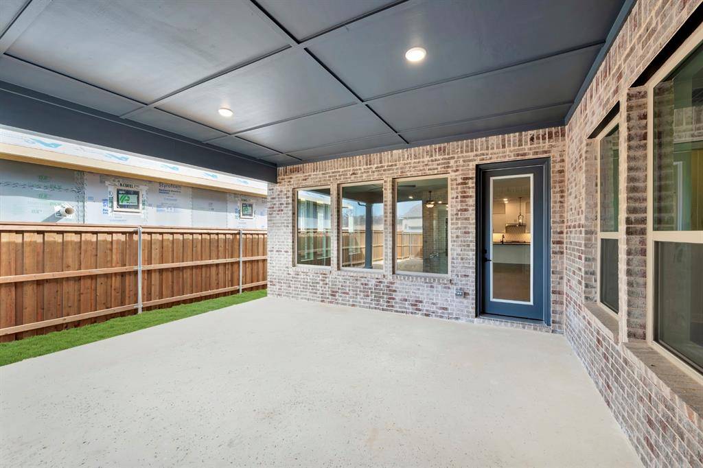 2075 Pine Grove Lane, Arlington, TX 76005