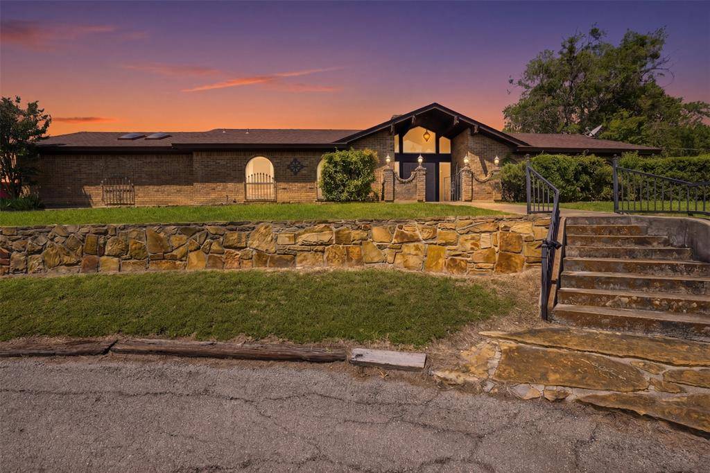 201 Mesa Grande Drive, Fort Worth, TX 76108