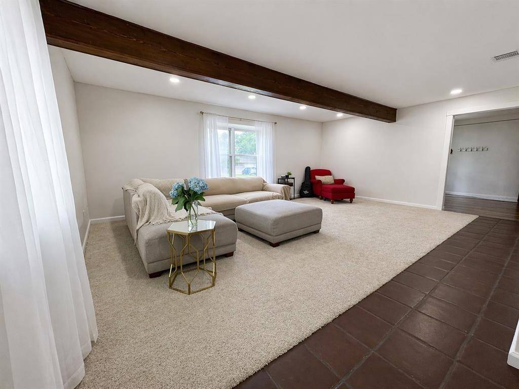 889 Jerry Lane, Bedford, TX 76022