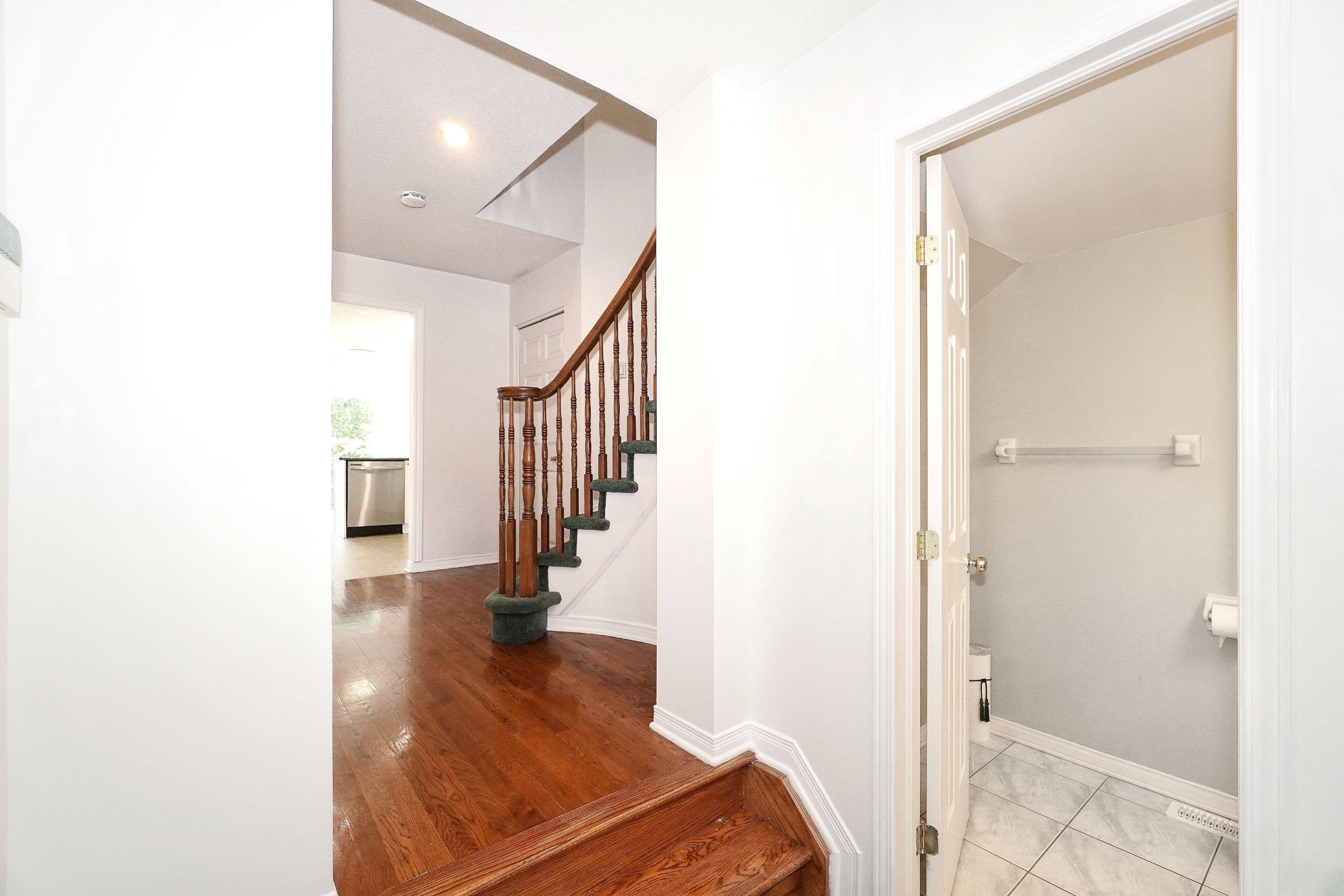 9 ANGUS DR, Kanata, ON K2L 4E6