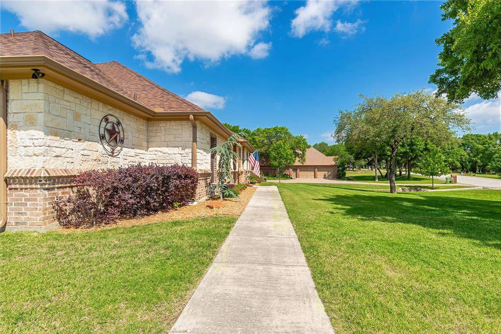 136 Oakwood Court, Lakeside, TX 76135
