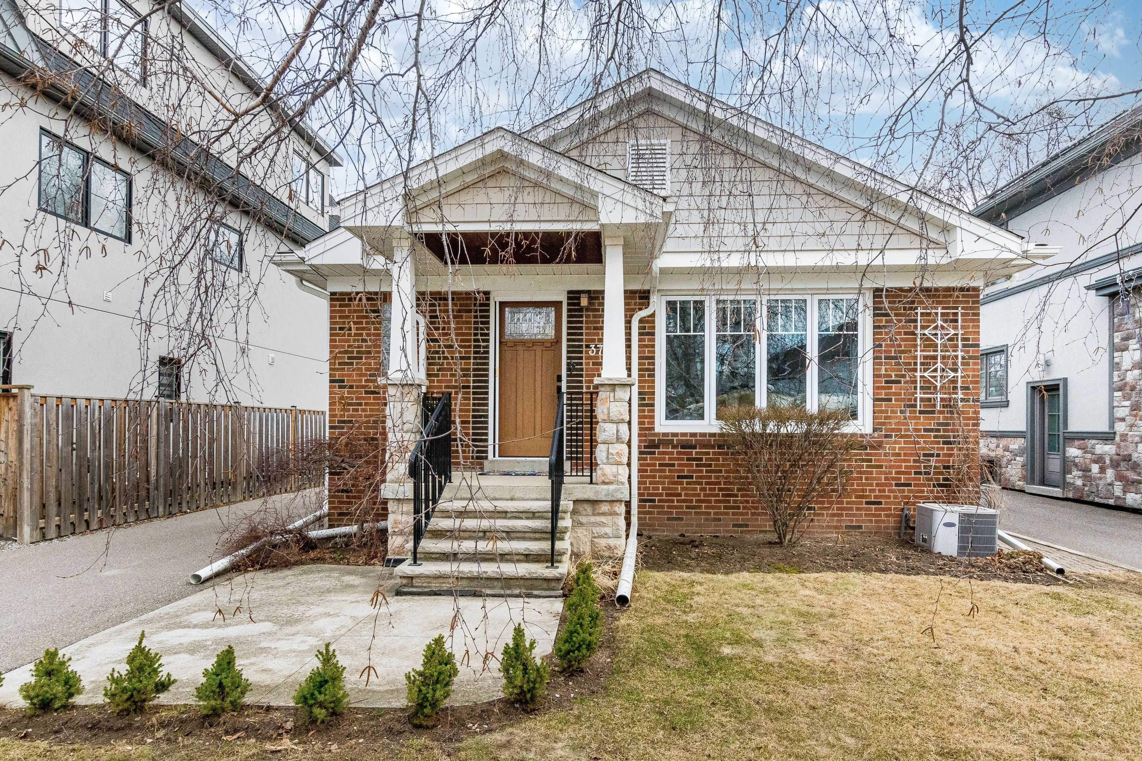 37 Maple AVE N, Mississauga, ON L5H 2R9